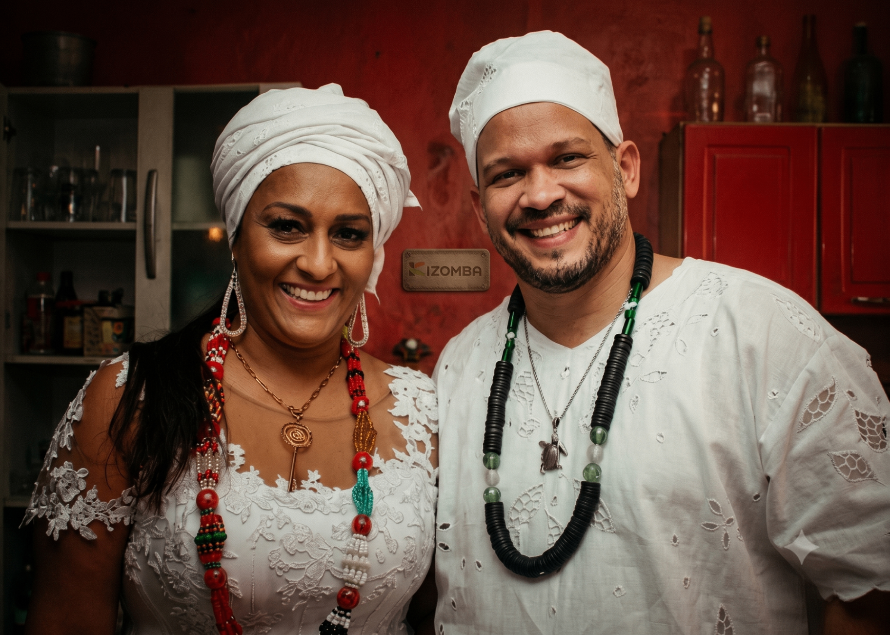 Yalorixá Denise de Bará ao lado do Babalorixá Thiago de Ossain