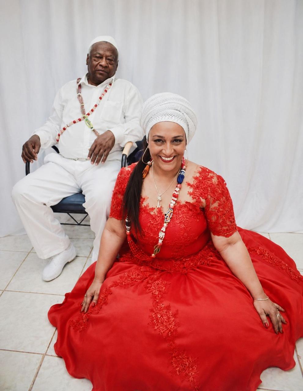 Yalorixá Denise de Bará com seu pai de santo